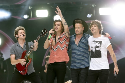 appreciatelouis:  HQ UPDATED! - One Direction perform at Capital FM Summertime Ball