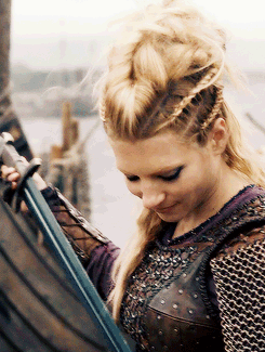 queen-of-ashes:   Sword time! - Skálmǫld