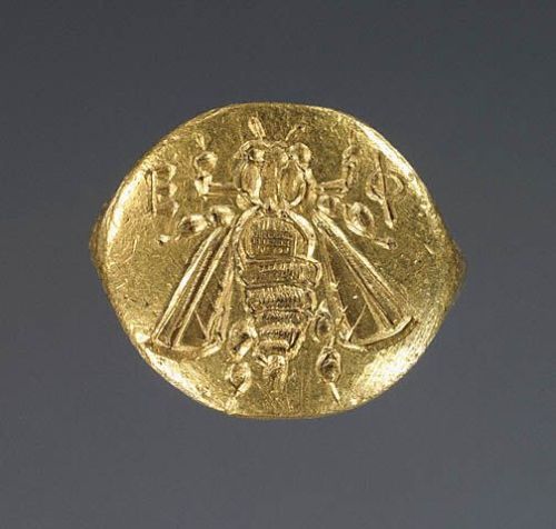 acheiropoietos: gemma-antiqua: Ancient Greek gold ring with an engraved bee. The bee represents Ephe