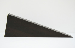 monochromemono:  Grace Jones Mantelpiece, 2008 Wenge. 20 x 60 x 12 cm  Lina Viste Grønli  Dizajnerska podpórka pod drzwi, jak przypuszczam. 