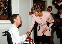 historicaltimes:  Princess Diana shakes hands with an AIDS patient without gloves. This was a profound gesture at the time, 1991. . via reddit