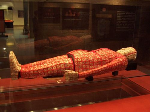 peashooter85:  Ancient Chinese Jade Burial Suits,In Ancient China it was not uncommon for wealthy nobles to bury their loved ones in specially made jade burial suits.  The suits consisted of square or rectangular jade tiles which were sewn together into