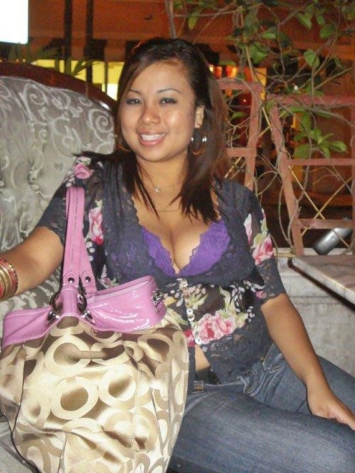 mama36g: chubbysgmilfs: Beautiful right? Sweet muka dia.