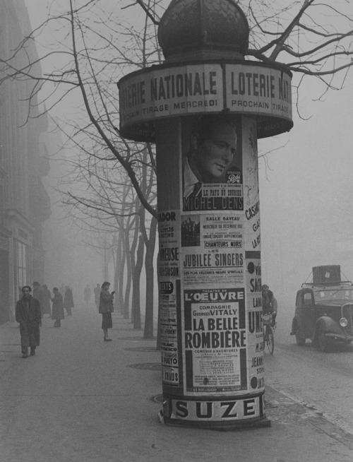 Todd Webb. Kiosk, Paris, 1950