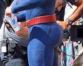 blackeyed-prince:muscle-men-pretty-boys:Holy hell. If that’s real…..The real reason to see the movie