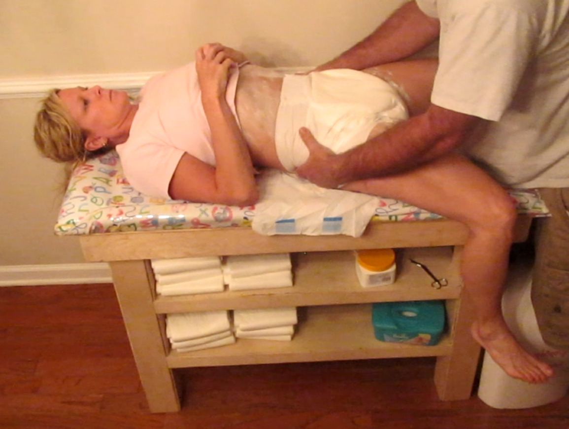 thebambinogirl:  BambinioGirl getting a diaper change.   Er versteht die Welt nicht