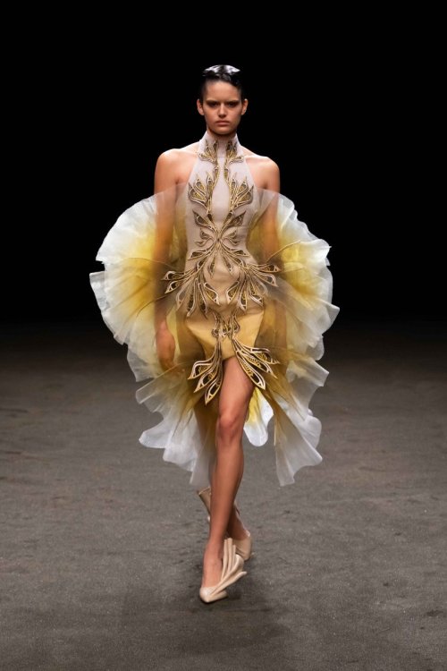 Iris van herpen SS21 ~ Roots of rebirthThis collection is so ethereal and is inspired by fungi. Its 