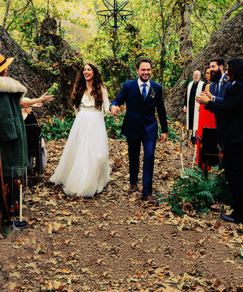 prettymysticfalls:  Troian Bellisario & Patrick J. Adams tied the knot in a bohemian and romantic outdoor ceremony in Southern California on December 10, 2016