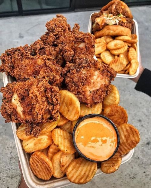 daily-deliciousness:Cottage fries with crispy fried chicken