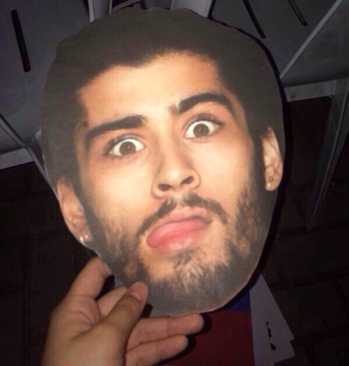 direct-news: Fans holding up pictures of Zayn 03/21/15
