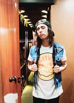jess-davies-things:  Vic Fuentes being a cute little fuck.