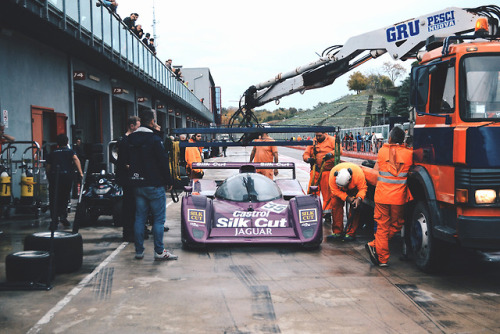 Giù dal carroatrezzi. Jaguar XJR14, Imola 2018.