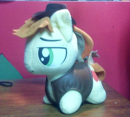 Some more con goodies! Forgot to snag a picture of a striped sweater someone gave me though (really nice brown and white stripes i actually really love it aaaa) But i was given a braeburn plush (which i COMPLETELY FREAKED OUT ABOUT), a cute little clipon