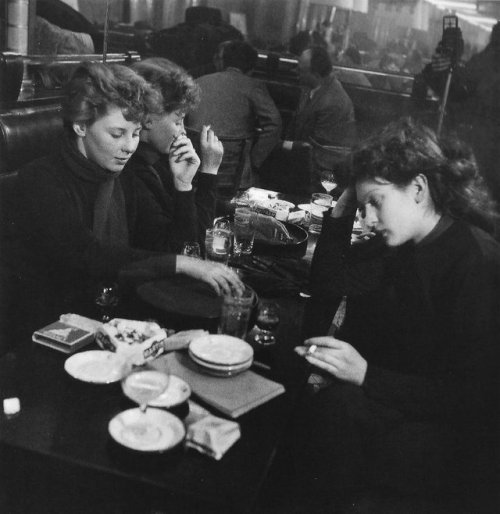 24hoursinthelifeofawoman:Robert Doisneau.1950, Paris, Saint-Germain-des-Prés 