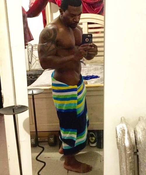 goaltobeswole:  mekkane:  goaltobeswole:  Daddy Cameo Kyle   @blackstripperworshippers@black-straightpornstuds  NOW THATS MY TYPE OF DUDE  Cause you know 1. The sex is good and 2. He going make it last for a week! All hail to the power of grown azz men!