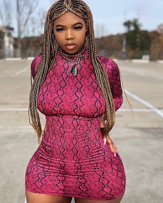 trvpgvwdshvwty:    SHE’S WEARING THAT DAMNN DRESS!