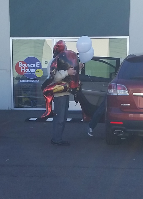 afunnypicture:  Iron Man got all tuckered out playing with his friends. http://ift.tt/1quobAC