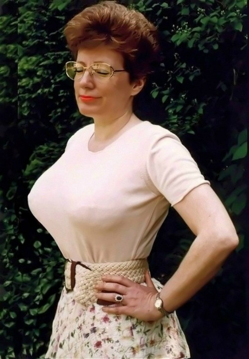 moyra-pix: sexy pose, fantastic tits ….. find more at moyra-pix.tumblr.com