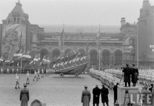 Celebrating the October Revolution(Carl Mydans. 1960)