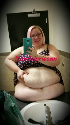 cherrybombsbbw:  Friday bathroom selfie!!!