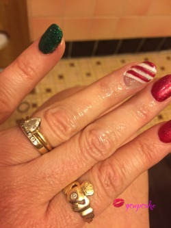 gcupcake8:  Creamy Christmas nails😉…💋🍥