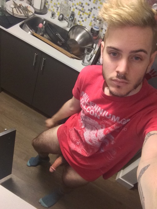 gdaybitch:  Trying to find something to eat, but everything is for thanksgiving. Oh well, obviously take a selfie.