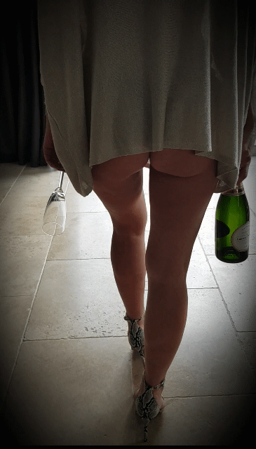 mademoiselle-tentatrice:Règle numéro 1 :Avoir toujours une bouteille au frais&hellip;Surtout pour les petites occasions!