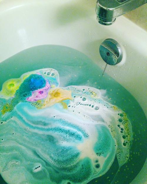 dannydopeledge:  Lush Cosmetics - Golden Wonder bath bomb   Please don’t repost :) 