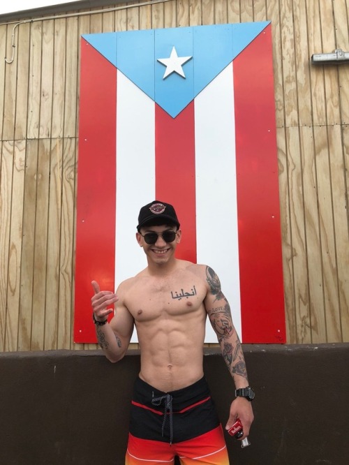 hot4dic2:  sebastian25pr:  boricuadream:  😍  Se ve pasivo pero rico puñeta   Hot4dic2.tumblr.com —— Follow me and I will check out your page. If I️ like what I see I will Follow you back!Send me selfies and other hot pics to hot4dic2@gmail.com