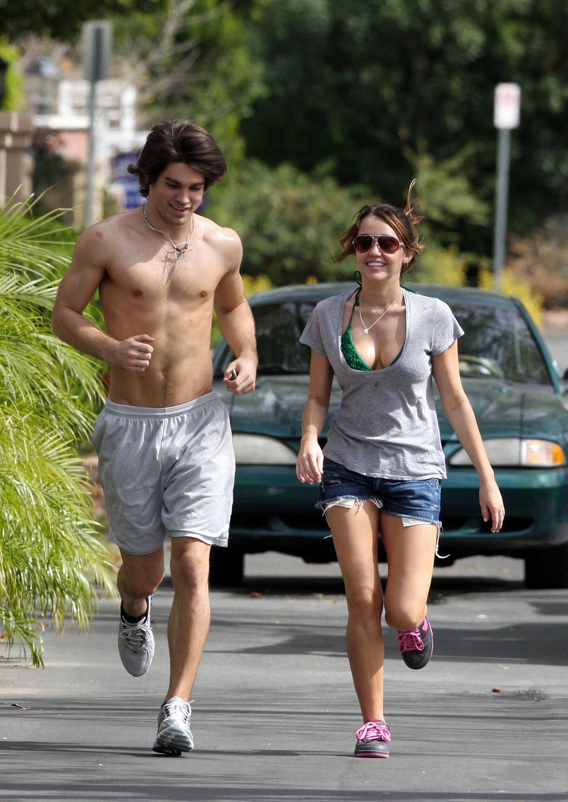 Miley Cyrus Goes Justin Gaston Shirtless Jogging: Photo 1758541