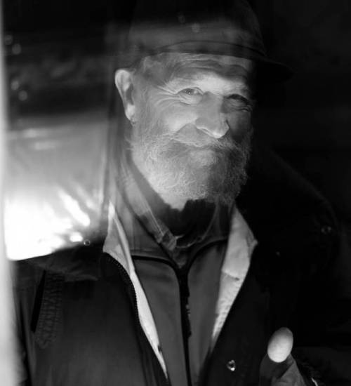 Old man in the street watching a concert through a window. @la_popartiserie #Strasbourg #blackandwhi