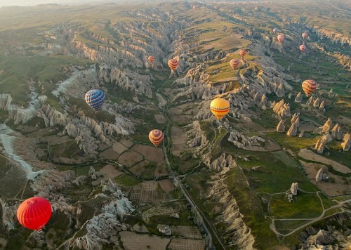 mymodernmet:  A historical region in Central Anatolia in Turkey, Cappadocia is known for its unusual, moon-like landscape. It’s a mixture of naturally formed hills, deep canyons, valleys, and conical rock formations called “fairy chimneys” that