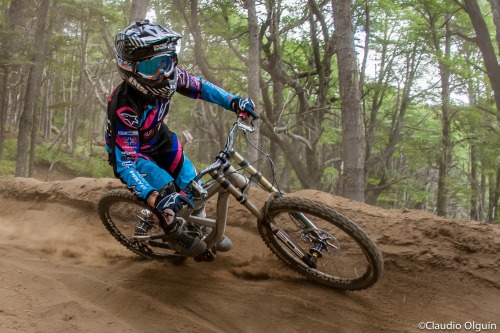 womenscycling: “Sister Tracey getting deep in the dust of Chile.” - via Hutchinson UR 2