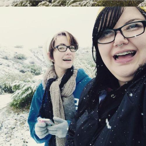 apollo-pop:  SNOW IN THE DESERT! This is the first time I’ve ever seen snow in my hometown and I’m so happy milkrainn and I got to experience it together with our butthole cat! * w*