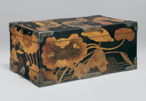 met-asian: 蓮池蒔絵経箱|Sutra Box (Kyōbako) with Lotus Pond, Metropolitan Museum of Art: Asian ArtMary Gri