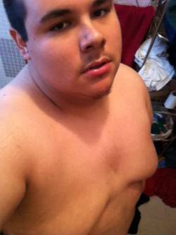 chubbyloverscr:  midwestchubbychaser:  19YO Chub.  Que piernas mas ricas y q carita  where is this guy??