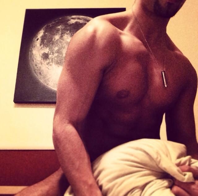 betomartinez:   Thanks Sam for the follow up pic!  Very hot man.  He’s waiting