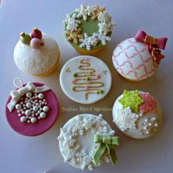 cakedecoratingtopcakes:  Christmas Cupcakes  by Sophia Mya Cupcakes (Nanvah Nina Michael) …See the cake: http://cakesdecor.com/cakes/169279-christmas-cupcakes