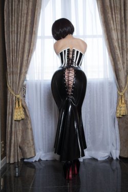 hobbleskirtsanddresses:Nice combination of corset and hobble skirt, plus Louboutin heels of course!