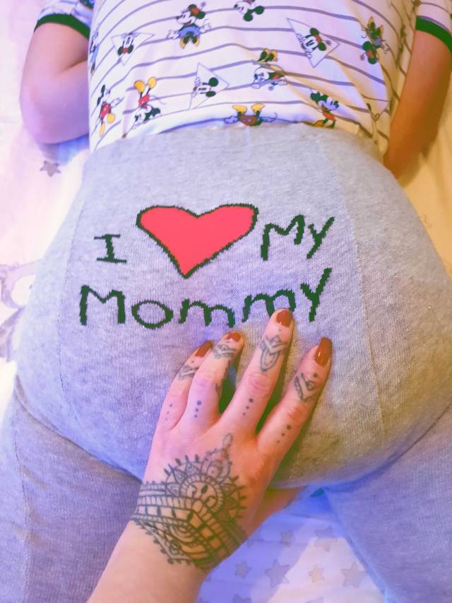 mommydom-anjah86:Mommy is checkin up  @windelbaby-talia Diapys….