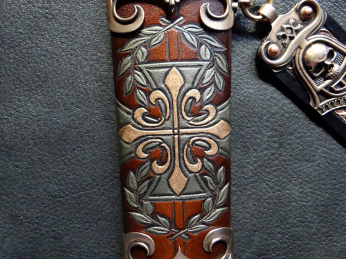 A recently completed commission for the Albion Ljubljana sword. This one is a Warhammer 40K themed f