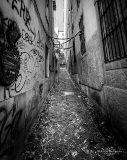 widefocus:  Cold Alleyway #portugal #lisboa #lisbon #alley #typical #city #capital #graffiti #blackandwhite #pretoebranco  (at Lisbon, Portugal) 