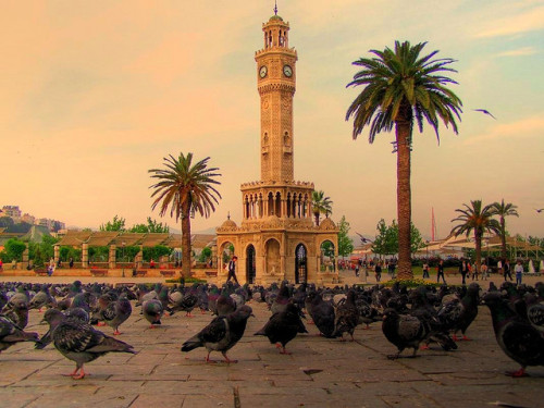 The clock tower in Konak Square, Izmir, Turkey (by Metin Canbalaban).