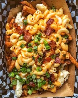 greatfoods: Mac N Cheese Poutine with Bacon