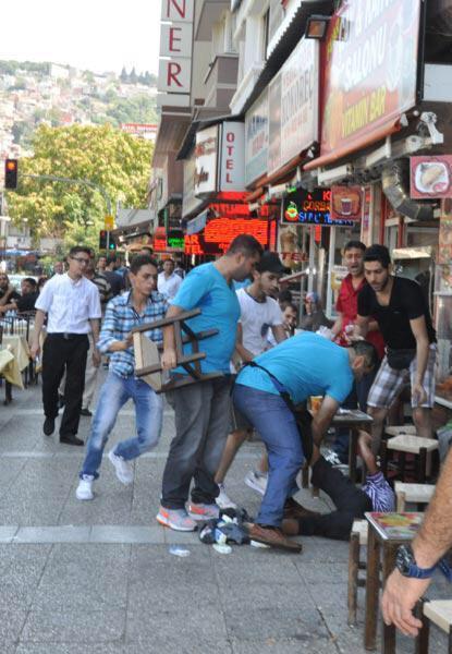 ummetcisair:  depresifmarul:  kokludegisim:  İzmir’de bir lokantada müşterilere ekmek parası için mendil satmaya çalışan Suriyeli çocuk “Rahatsız oluyoruz!” gerekçesiyle esnaf tarafından tekme tokat dövüldü. Oysaki bu yavrucağız