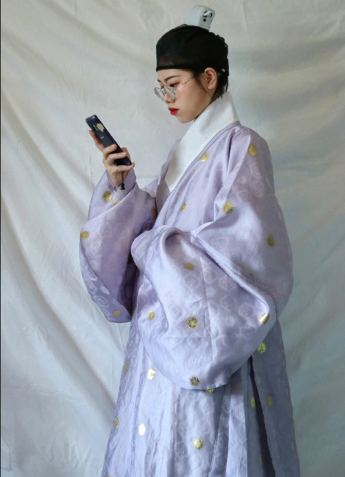 Chinese hanfu | women in fujin幅巾 of Ming Dynasty style fujin by 行之堂, 景行织造, 辜月汉服