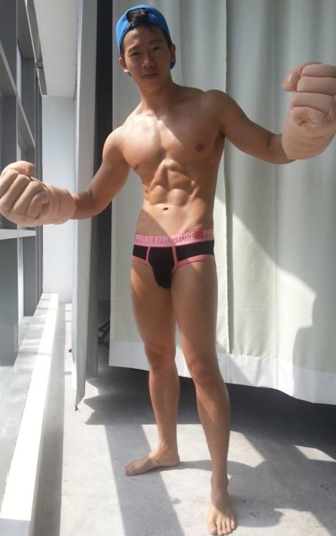 6sg: asianmusclefetish: Original post: asianmusclefetish.tumblr.com Those giant hands make me