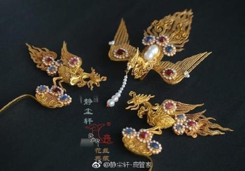 Traditional Chinese hanfu and hair ornaments, in the style of the Ming dynasty. The hair ornaments a