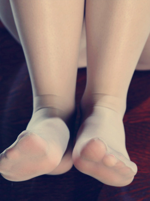 discreetdreams: nude pantyhose feet