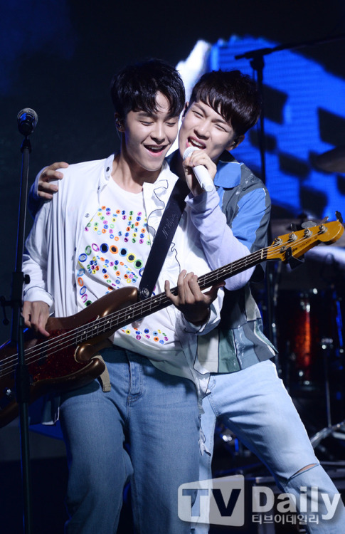 170802 THE REAL: N.Flying comeback showcase (1)cr: TVdaily
